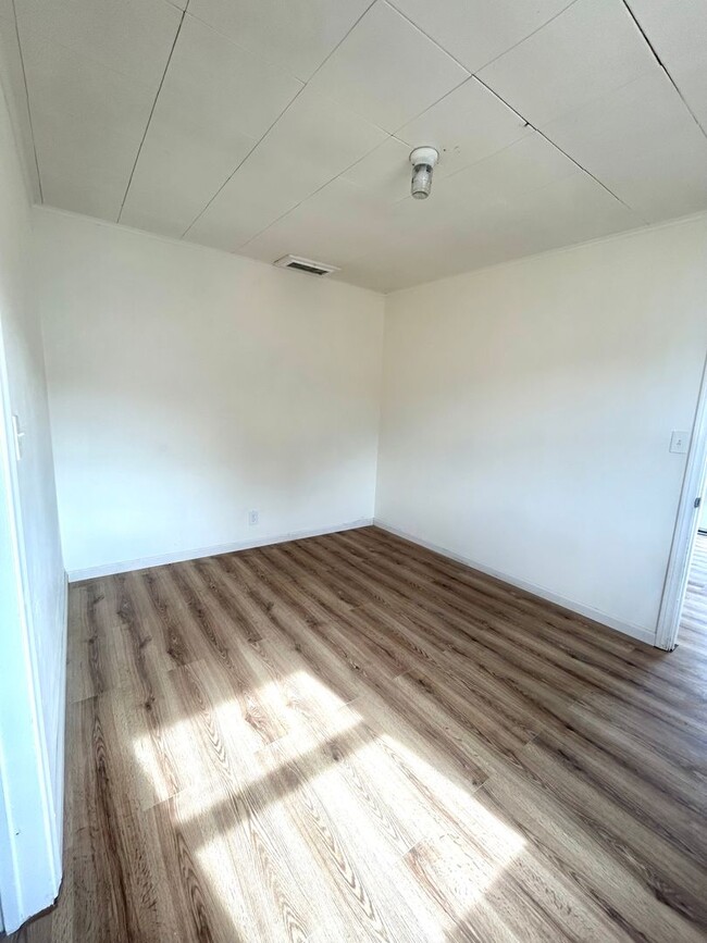 Building Photo - 6540 Valley View Dr