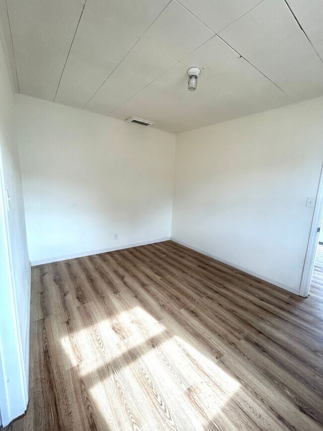 Building Photo - Eclectic 2 Bedroom 1 Bathroom Home
