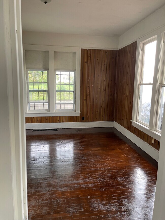 Building Photo - 916 3rd St SW