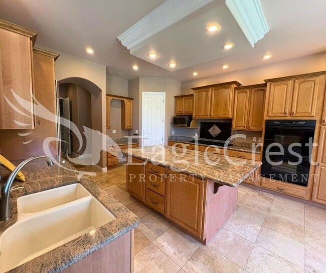 Building Photo - 44 Vinehill Dr