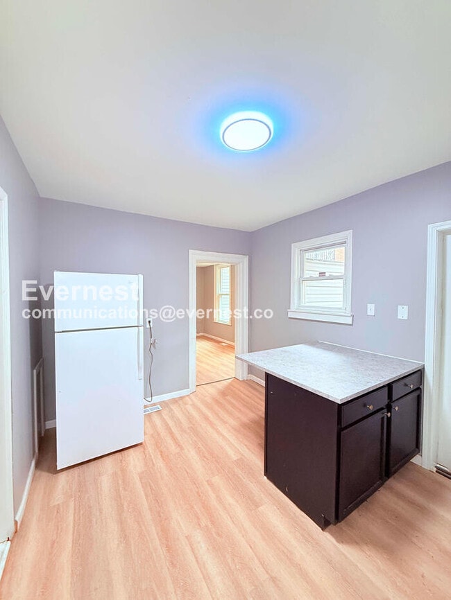 Building Photo - 3 Bed/1 Bath Home with Off-Street Parking / Pet-Friendly / Available Now!