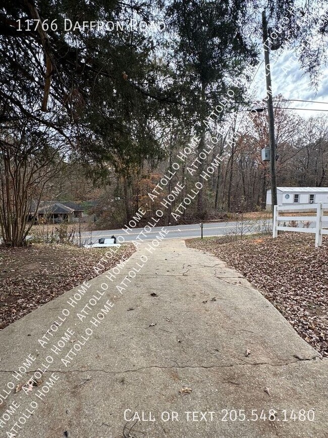 Building Photo - 3 Bedroom with hardwood floors and large y...