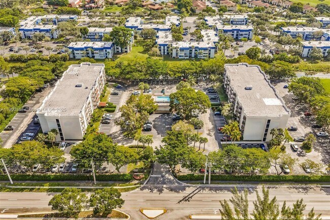 Building Photo - 2701 Riverside Dr