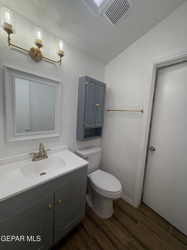 Building Photo - 11369 Lake Loy Dr