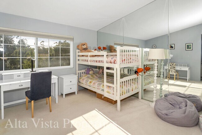 Building Photo - Beautiful Dual Master bedroom Townhome in ...