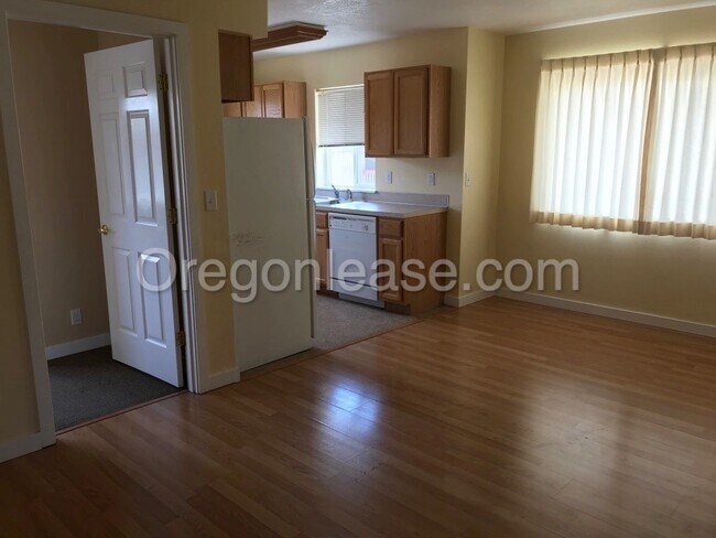 Primary Photo - Blocks from UO! 2 bedroom 1 bath with in u...