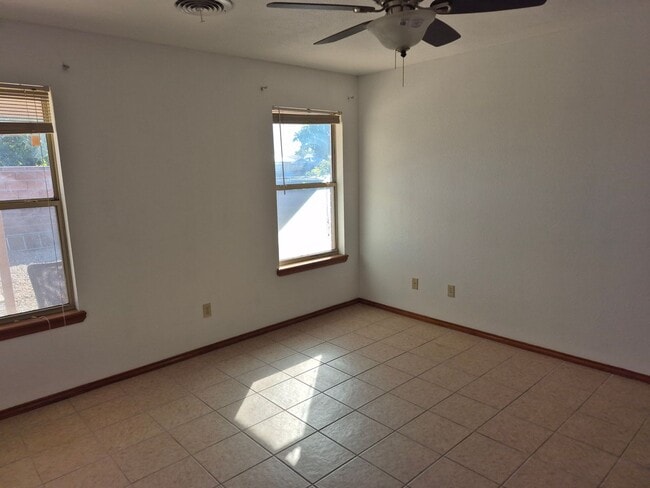 Building Photo - 3 Bedroom 2 Bath