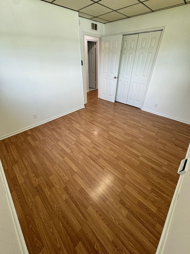 Building Photo - THREE BEDROOM TWIN