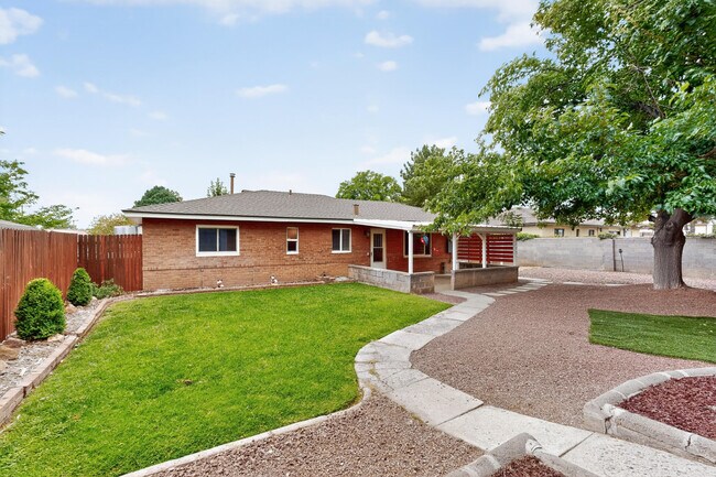 Building Photo - 2020 Hendola Dr NE