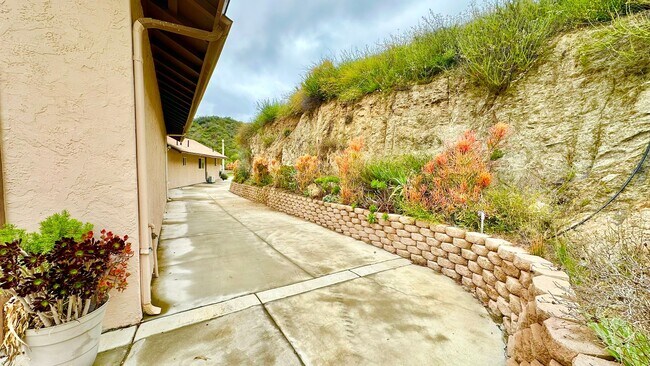 Building Photo - Beautiful, Single Story, Private Entry, De...