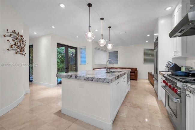 Building Photo - 627 Alcazar Ave