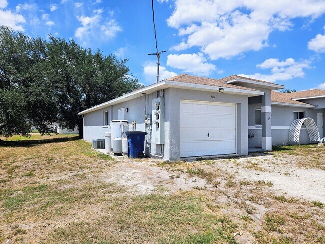 Building Photo - 3 BR / 2 BA Duplex Conveniently Located in Lehigh Acres