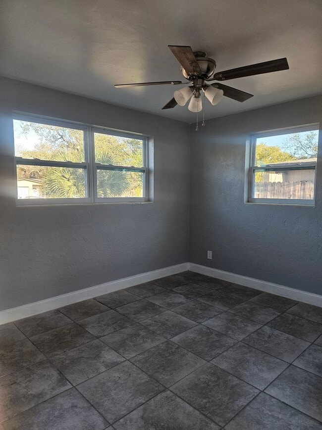 Building Photo - 838 Lewis Dr