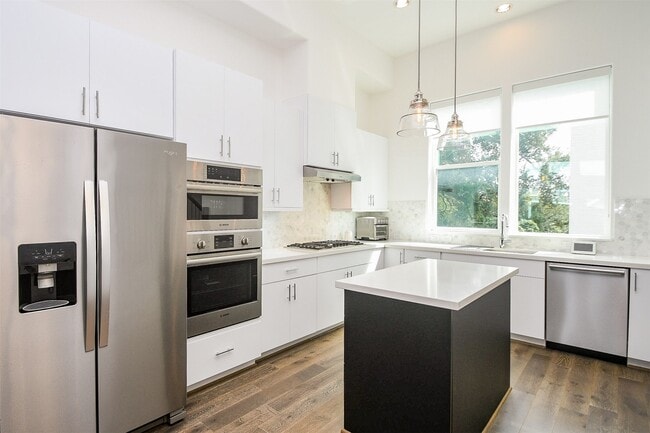 Building Photo - 2412 Canal St