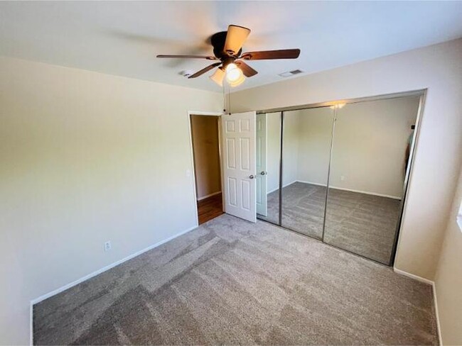 Building Photo - 27970 Sunlight Ct