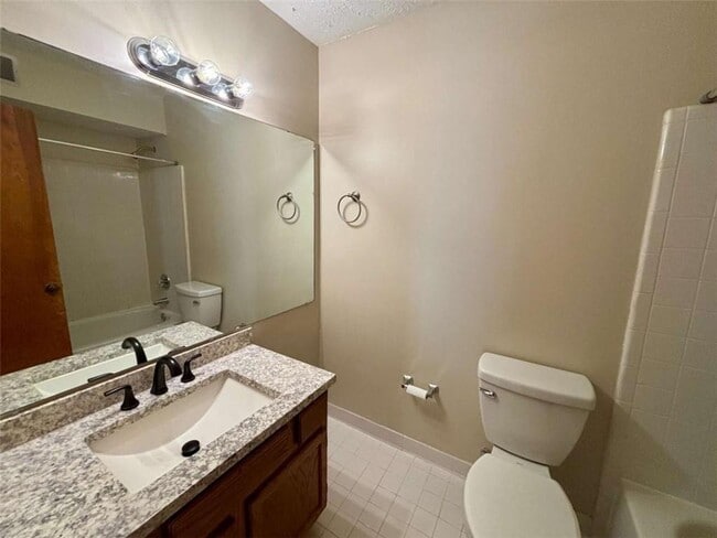 Building Photo - 666 Stratford Green