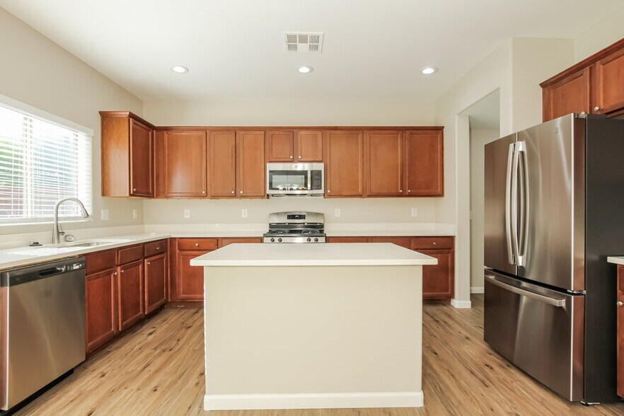 Building Photo - 12121 W Avenida Del Rey