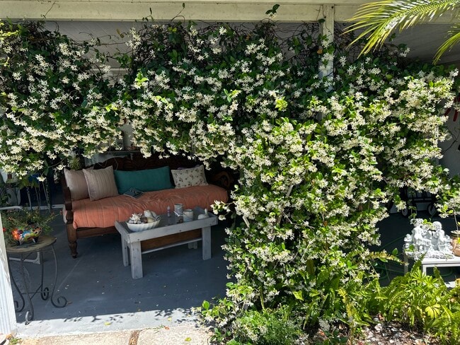 Building Photo - 1655 S Highland Ave