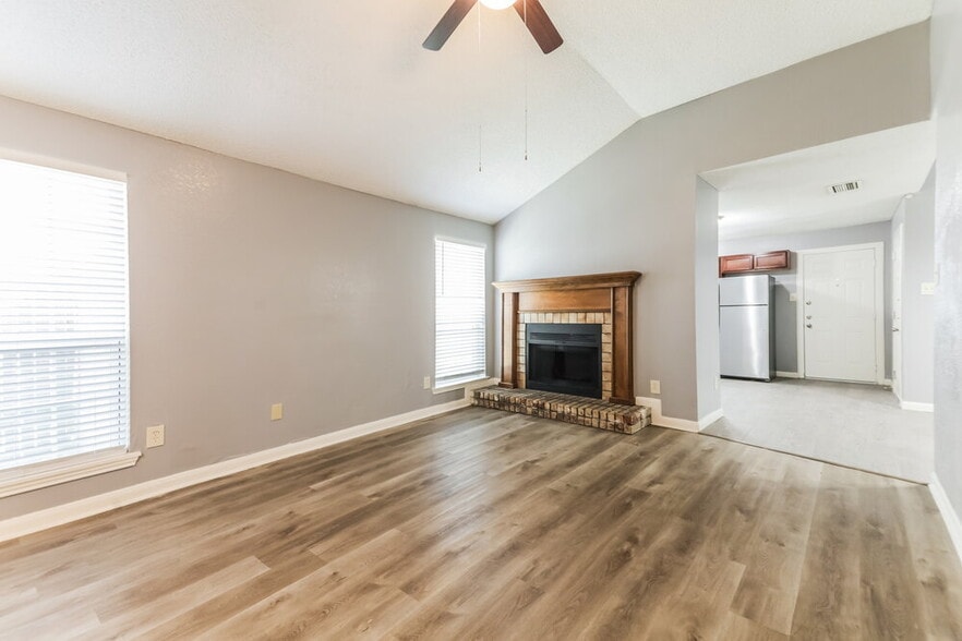 Building Photo - 1112 Paintbrush St