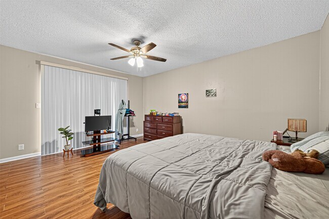 Building Photo - 7655 S Braeswood Blvd