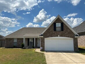 Building Photo - SOUTHAVEN STUNNER! 3BR/2BA | Vaulted Ceilings & Fireplace | Fenced Yard!