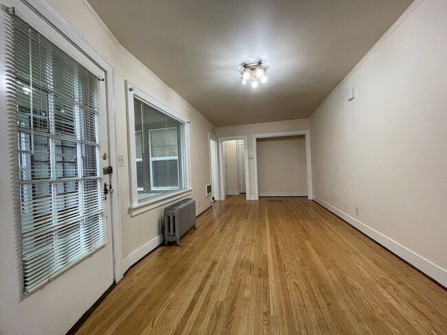 Building Photo - **FREE TWO WEEKS RENT** Buckman Charmer Studio~ Quick Access to Big City Amenities~ Onsite Laundr...