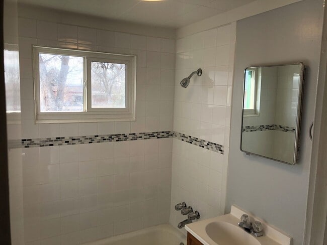 Building Photo - ALL PROSPECTIVE TENANTS MUST SUBMIT A $58 ...
