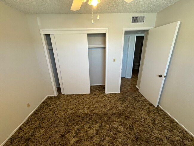 Building Photo - 3BR 2Ba home w/Large Fenced yard with RV g...