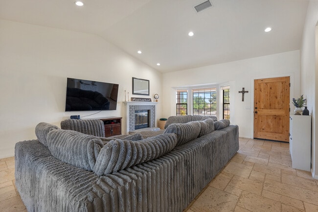 Building Photo - 57731 San Tropeze Dr