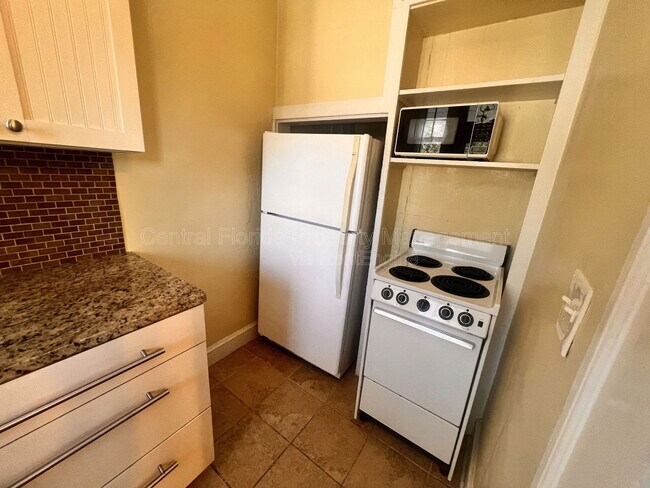 Building Photo - 617 N Hyer Ave