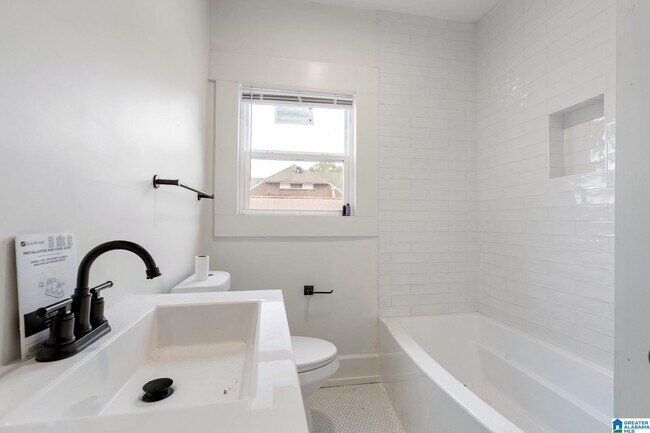 Building Photo - 1101 7th Ave W