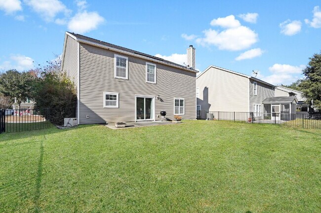Building Photo - 3 Bedroom 2.5 bath home with 2 car garage located in Shadow Moss