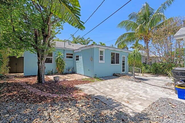 Building Photo - 1120 N Palmway