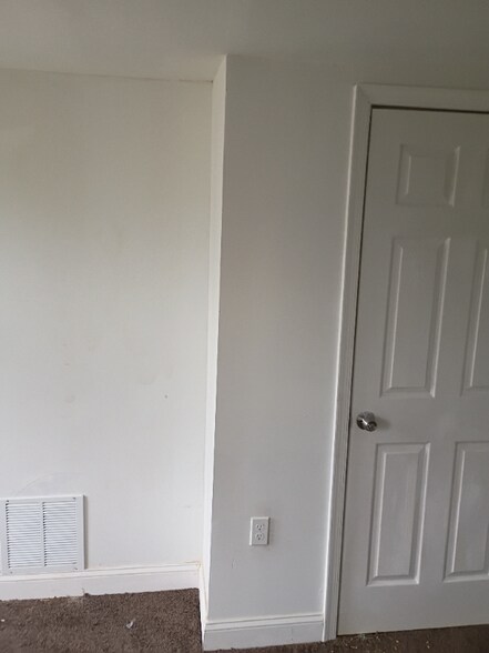 Building Photo - 2554 Hollins St
