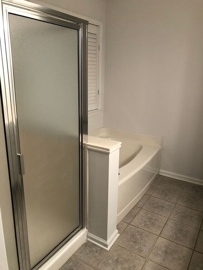 Building Photo - Greenville, 3BD/2.5 plus bonus, 1839SF