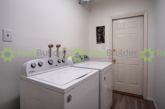 Building Photo - ***LEASE PENDING PLEASE APPLY AT YOUR OWNE DISCRETION***