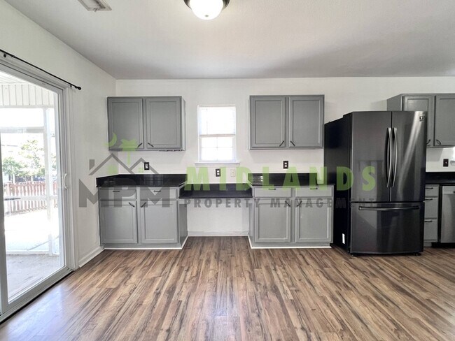 Building Photo - 492 Denman Loop