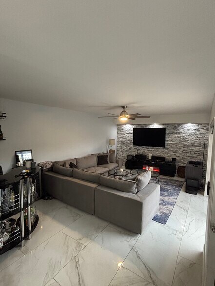 Building Photo - 1017 10th Way