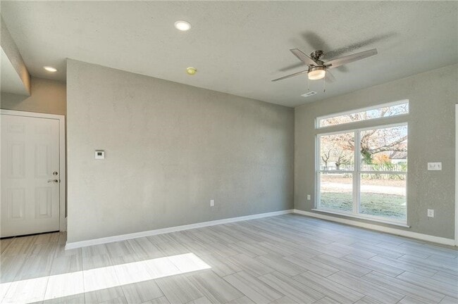 Building Photo - 402 E Hemlock St