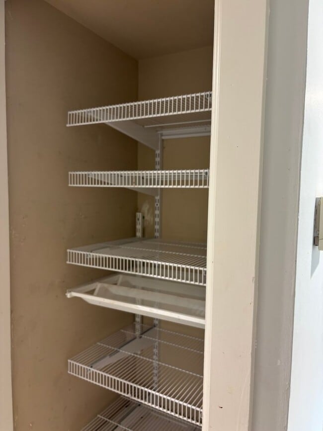 Building Photo - 5420 Roundtree Ct