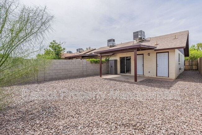 Building Photo - 3316 E Crescent Ave