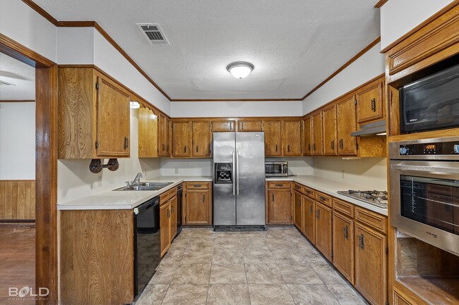 Building Photo - Check Out this 3 bed 2 bath!!