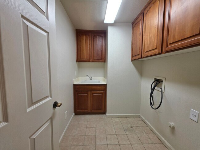 Building Photo - 3 bedroom with an extra office/den space in Modesto!