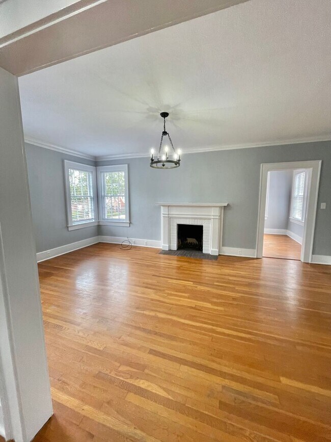 Building Photo - 711 E 46th St