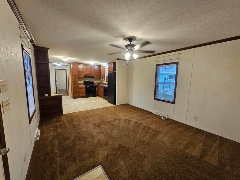 Building Photo - 10 Daisy Ln