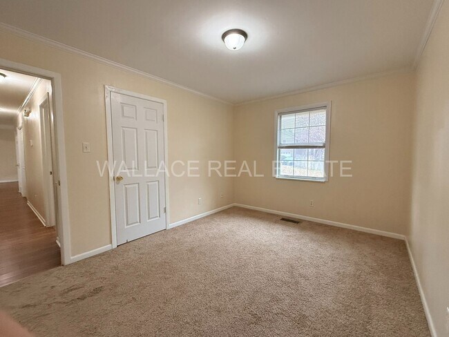 Building Photo - 4 BEDROOM, 3.5 BATHROOM HOME IN BEXHILL!