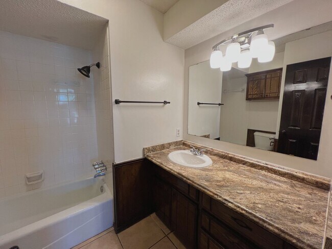 Building Photo - CHARMING 3 BED IN EDMOND!