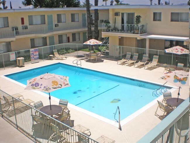 Pool - Villa Capri Apartments