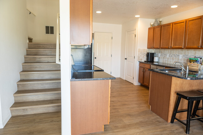 Main level Kitchen - 1280 SW Selway Ln