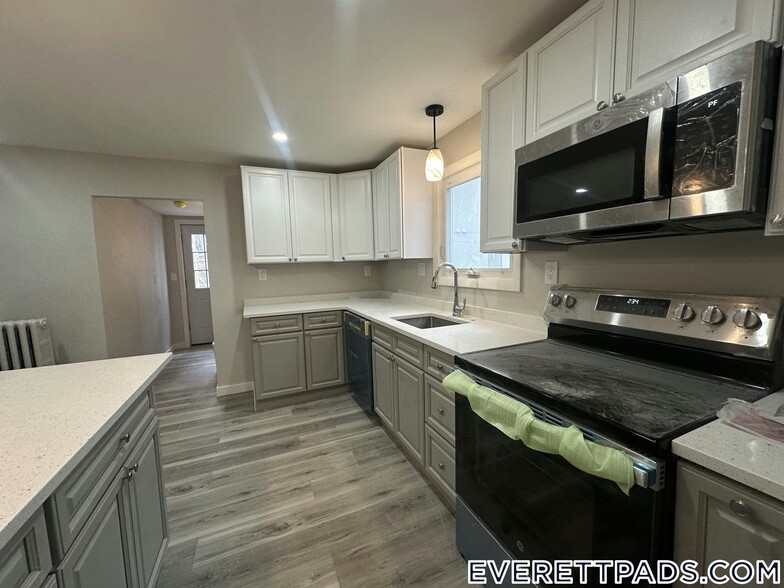 Building Photo - 13 Gladstone St